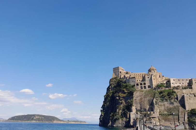 Ischia 2025 la rinascita del turismo tra lusso,cinema e innovazione digitale